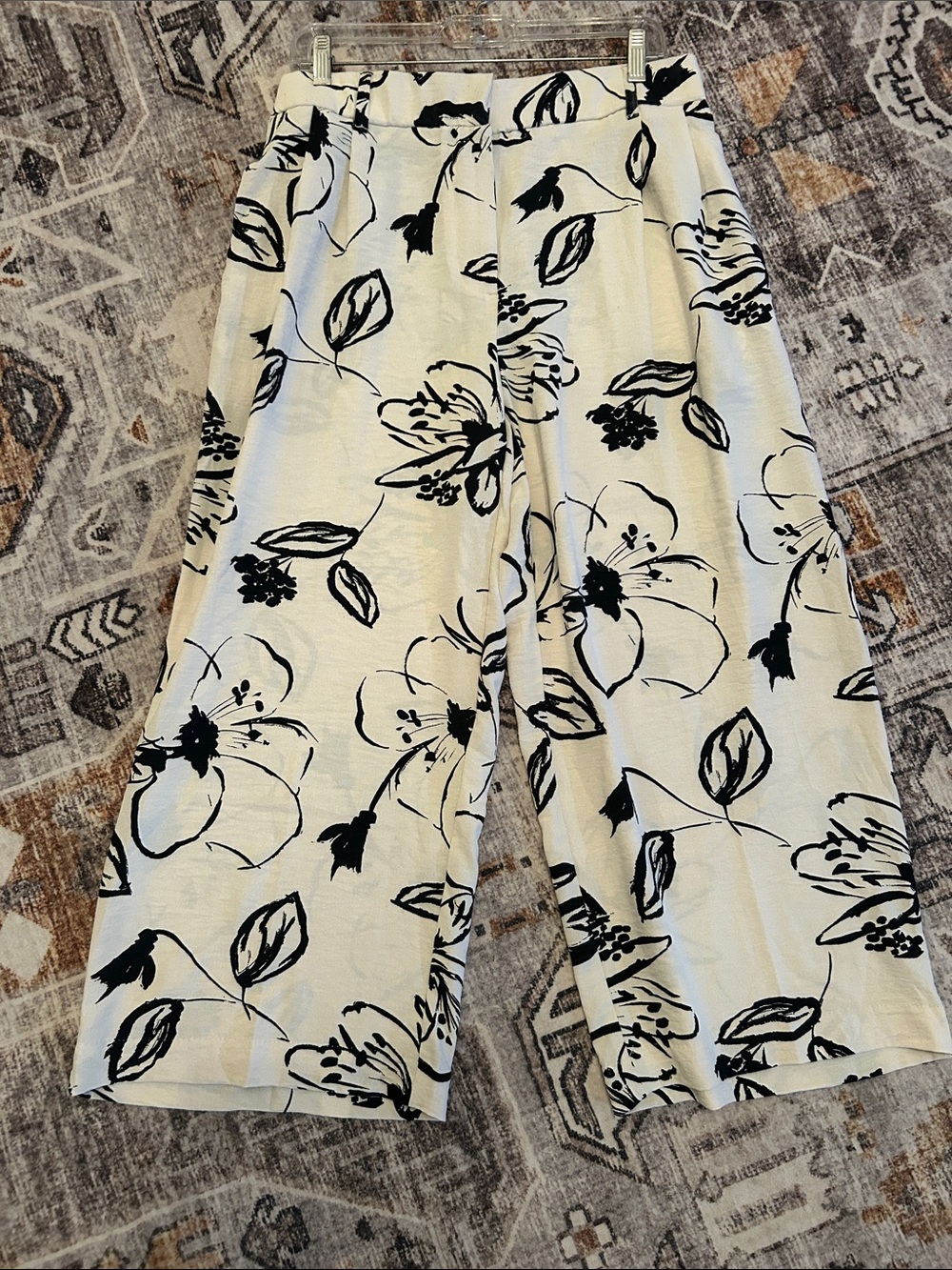 Jules & Leopold Black Floral Wide-Leg Capris on Cream NWOT
